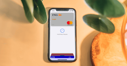Celular mostrando tarjeta de crédito virtual