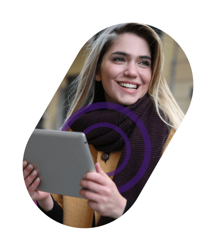 Mujer sonriente con una tablet