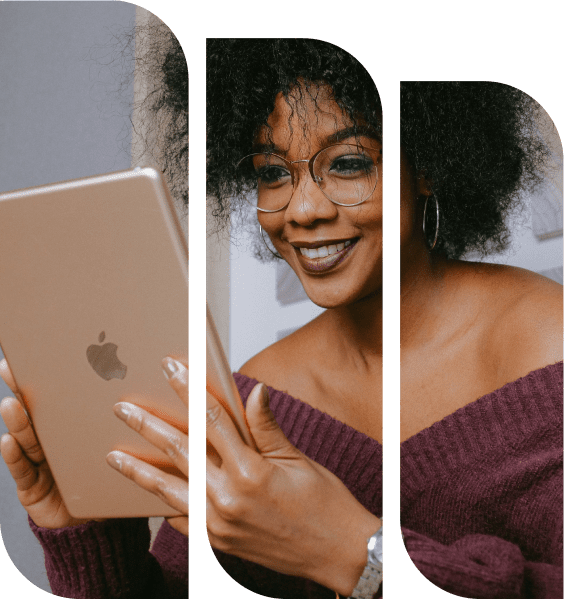Mujer muy feliz leyendo tablet de Apple
